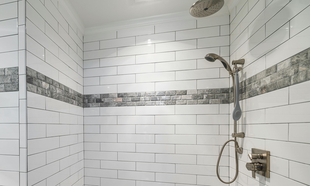 Showering with contact lenses — risks and advice